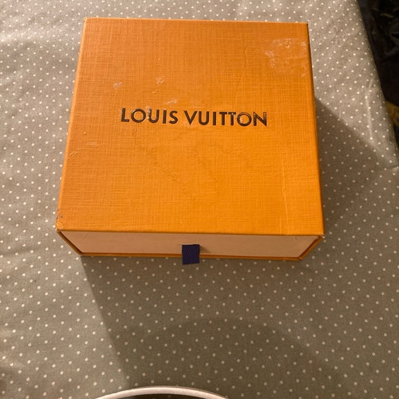 Louis vuitton its a size small and the color is white - Picture 2 of 6